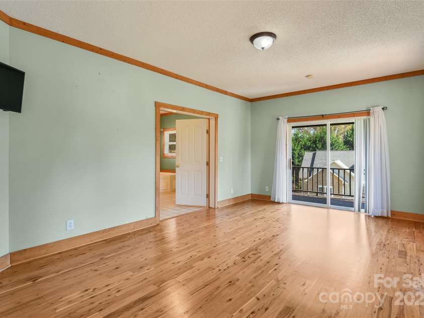 80 Oak Meadow Lane, Hendersonville, NC 28792.  MLS# CAR4309562, YatesRealty ID 2134. 