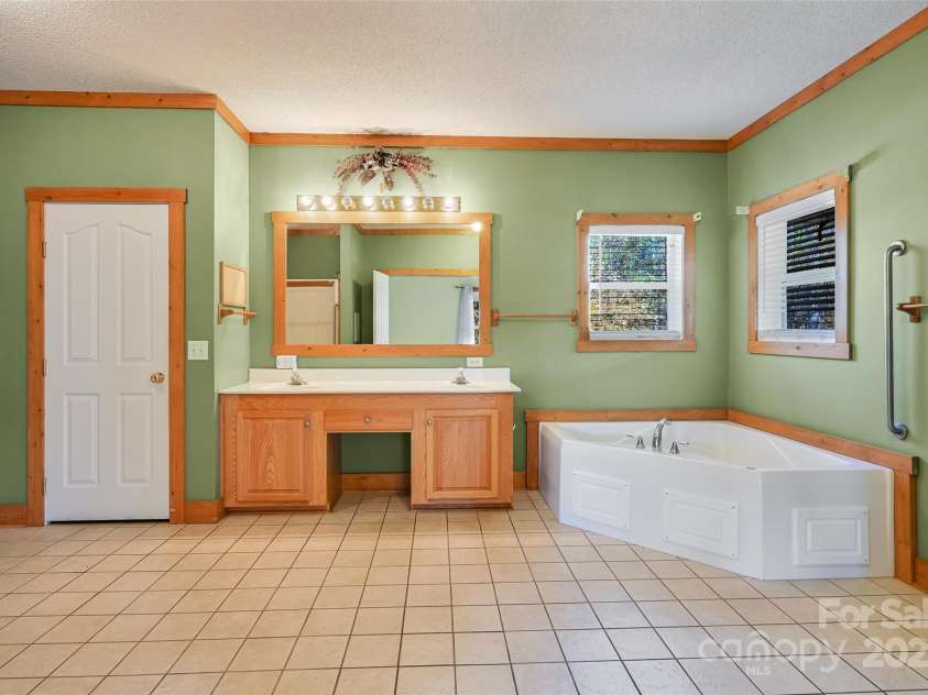 80 Oak Meadow Lane, Hendersonville, NC 28792.  MLS# CAR4309562, YatesRealty ID 2134. 