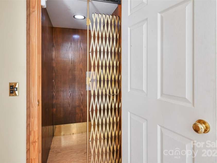 80 Oak Meadow Lane, Hendersonville, NC 28792.  MLS# CAR4309562, YatesRealty ID 2134. 
