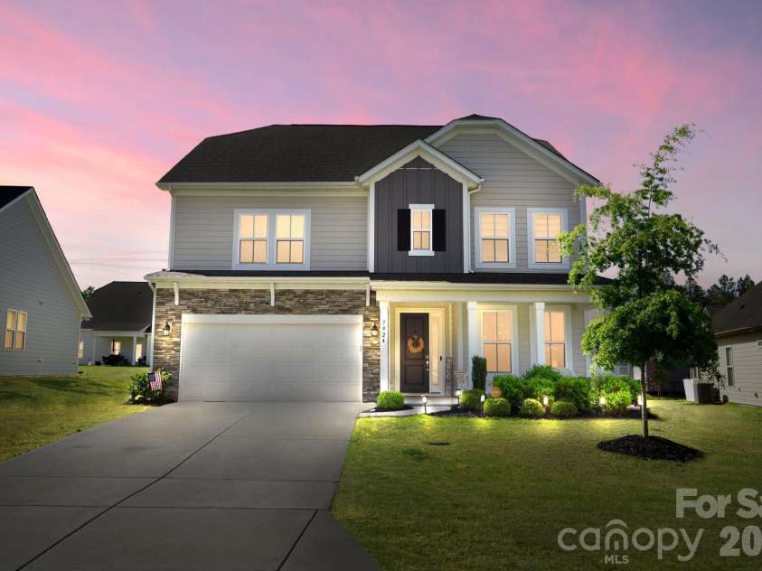 7924 Creek Park Drive, Denver, NC 28037.  MLS# CAR4379852, YatesRealty ID 21343. 