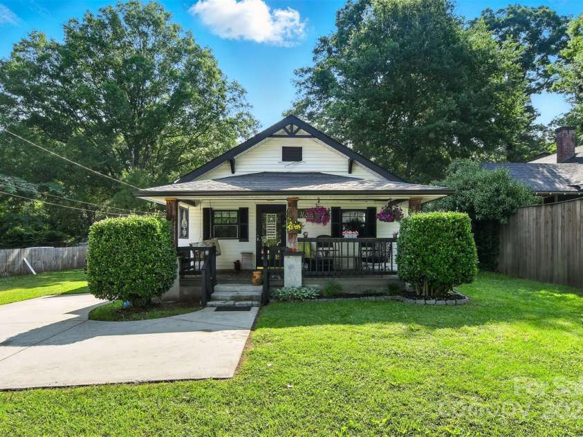 840 10th Street Boulevard, Hickory, NC 28601.  MLS# CAR4271114, YatesRealty ID 21344. 