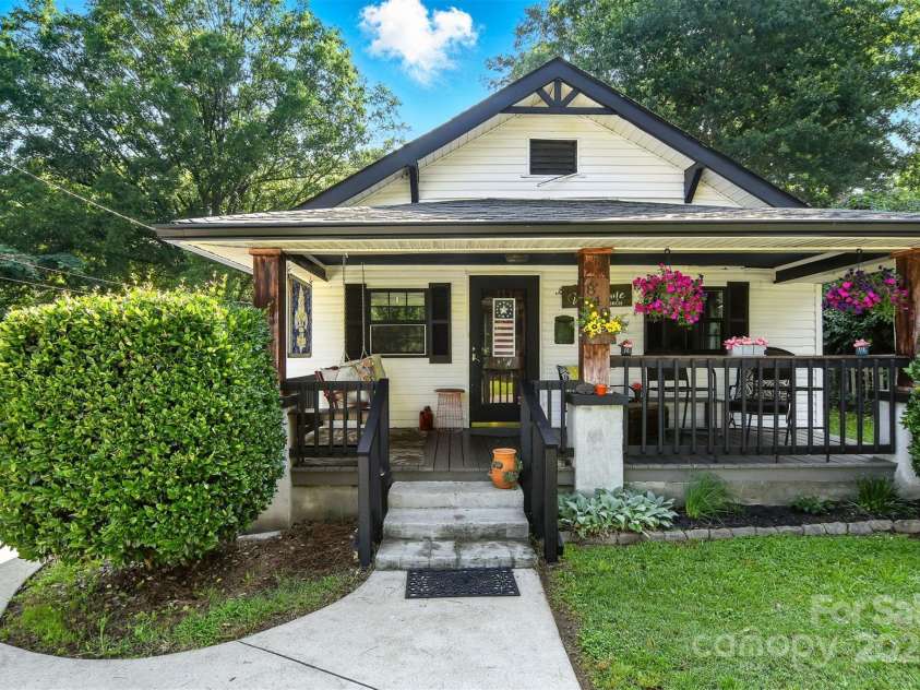840 10th Street Boulevard, Hickory, NC 28601.  MLS# CAR4271114, YatesRealty ID 21344. 