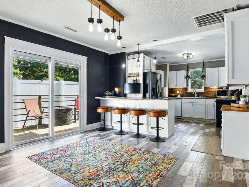 840 10th Street Boulevard, Hickory, NC 28601.  MLS# CAR4271114, YatesRealty ID 21344. 