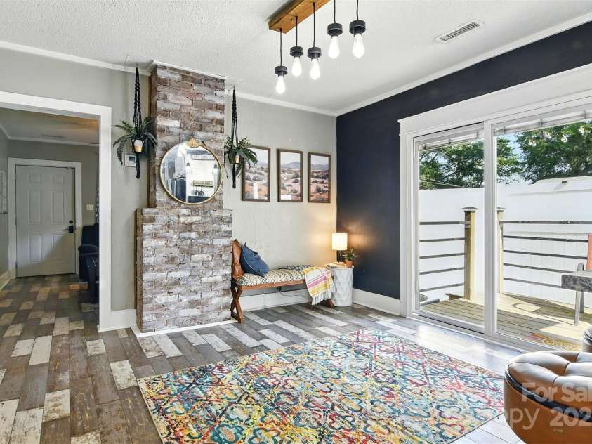 840 10th Street Boulevard, Hickory, NC 28601.  MLS# CAR4271114, YatesRealty ID 21344. 