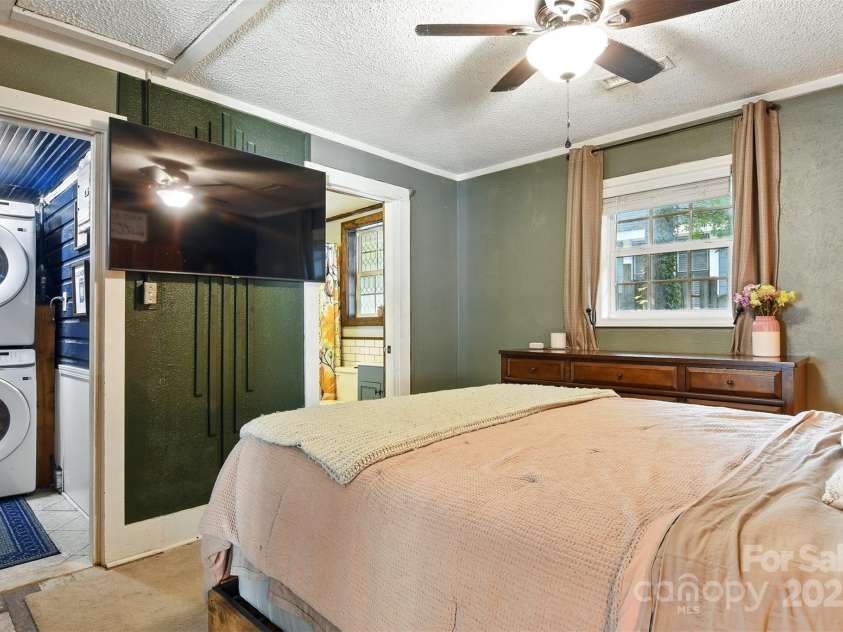 840 10th Street Boulevard, Hickory, NC 28601.  MLS# CAR4271114, YatesRealty ID 21344. 