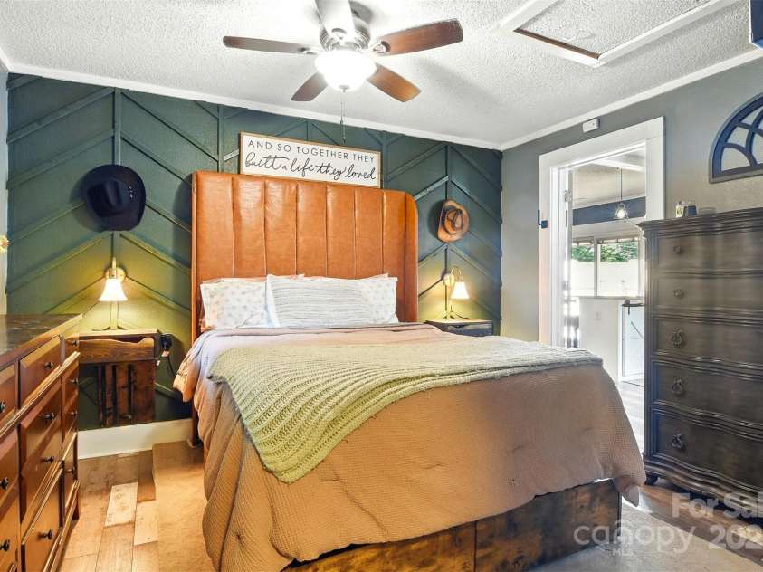 840 10th Street Boulevard, Hickory, NC 28601.  MLS# CAR4271114, YatesRealty ID 21344. 