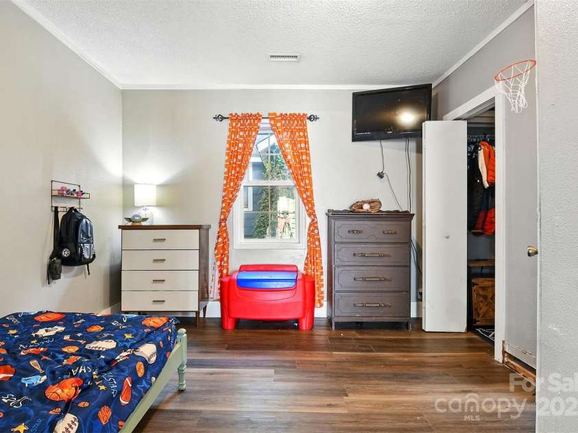 840 10th Street Boulevard, Hickory, NC 28601.  MLS# CAR4271114, YatesRealty ID 21344. 