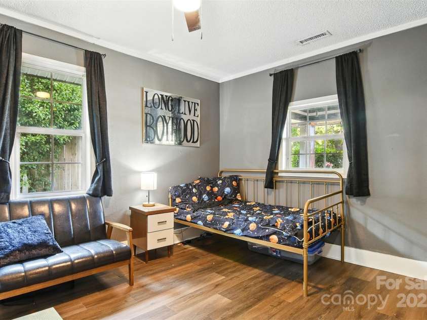 840 10th Street Boulevard, Hickory, NC 28601.  MLS# CAR4271114, YatesRealty ID 21344. 