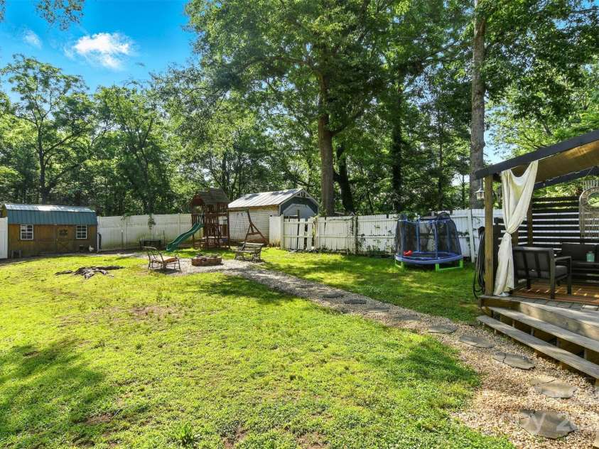 840 10th Street Boulevard, Hickory, NC 28601.  MLS# CAR4271114, YatesRealty ID 21344. 