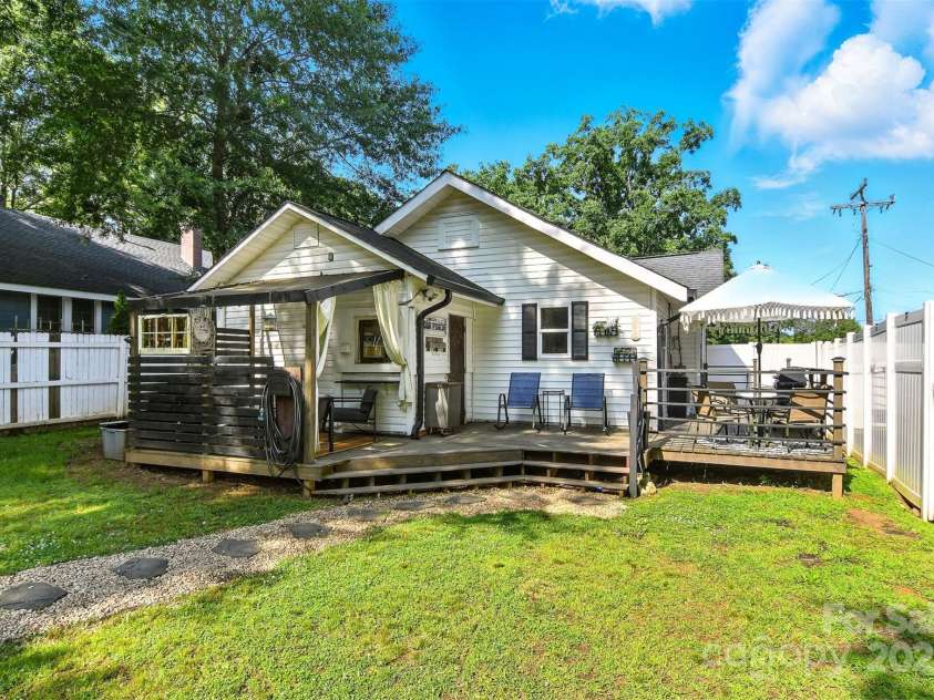 840 10th Street Boulevard, Hickory, NC 28601.  MLS# CAR4271114, YatesRealty ID 21344. 