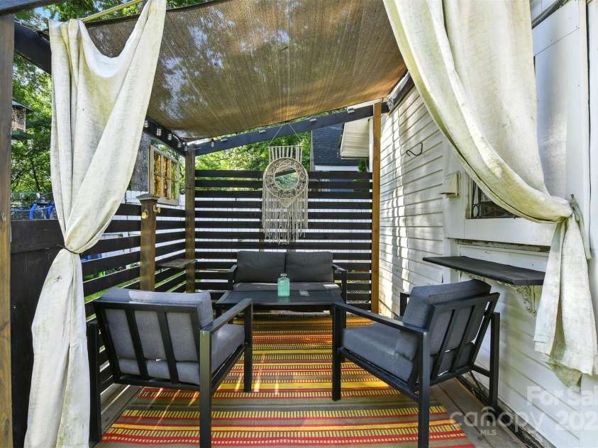 840 10th Street Boulevard, Hickory, NC 28601.  MLS# CAR4271114, YatesRealty ID 21344. 