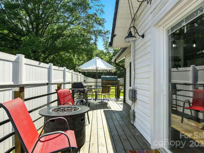 840 10th Street Boulevard, Hickory, NC 28601.  MLS# CAR4271114, YatesRealty ID 21344. 