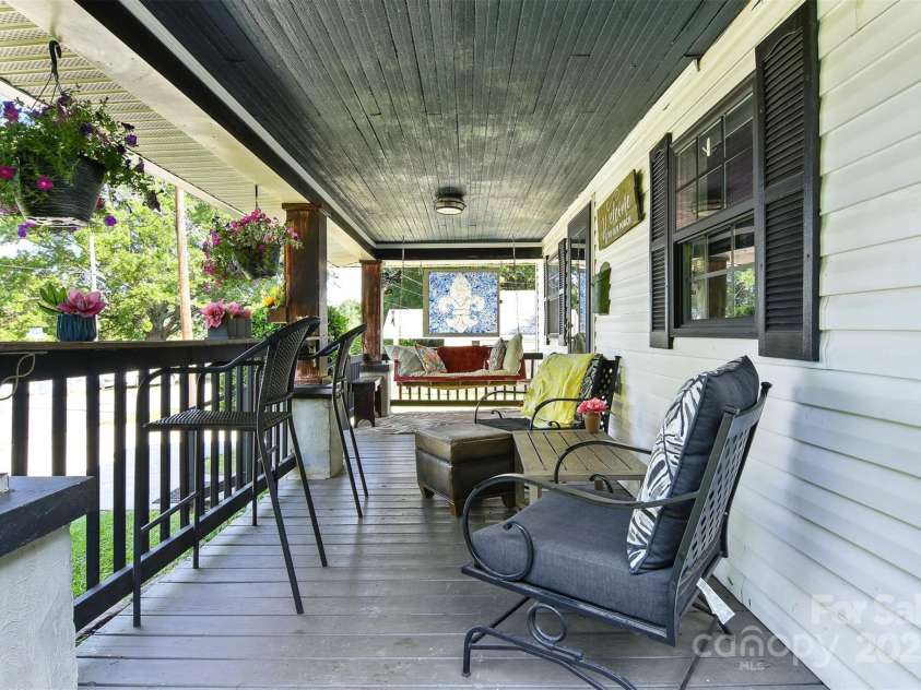 840 10th Street Boulevard, Hickory, NC 28601.  MLS# CAR4271114, YatesRealty ID 21344. 