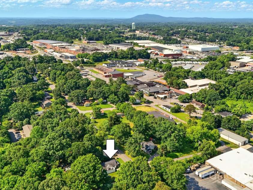 840 10th Street Boulevard, Hickory, NC 28601.  MLS# CAR4271114, YatesRealty ID 21344. 