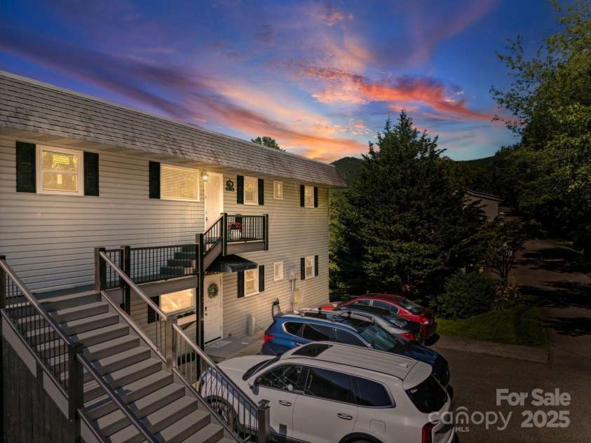 263 Fairway Lane, Spruce Pine, NC 28777.  MLS# CAR4272513, YatesRealty ID 21345. 