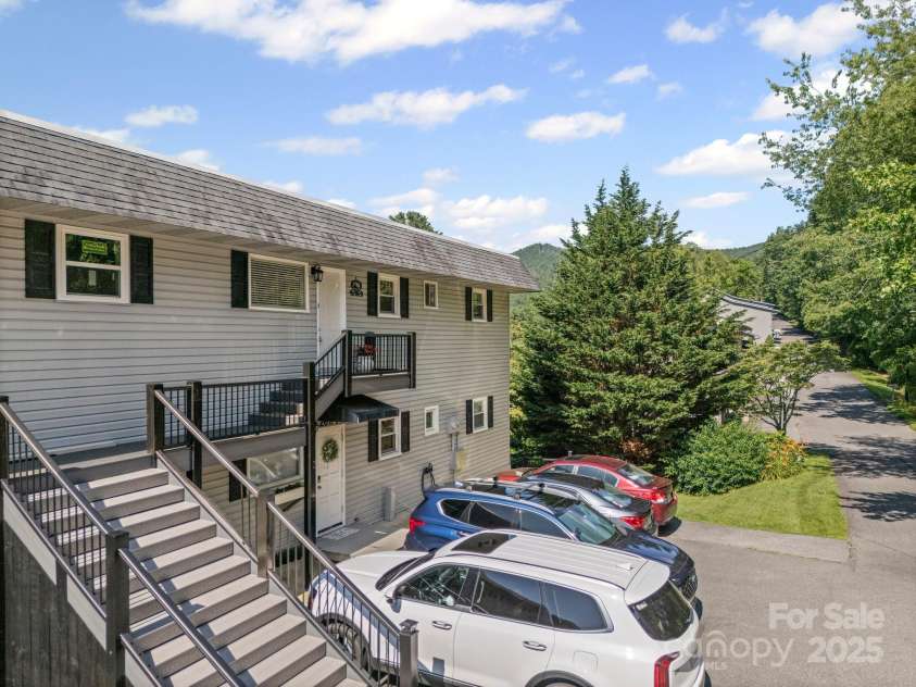 263 Fairway Lane, Spruce Pine, NC 28777.  MLS# CAR4272513, YatesRealty ID 21345. 