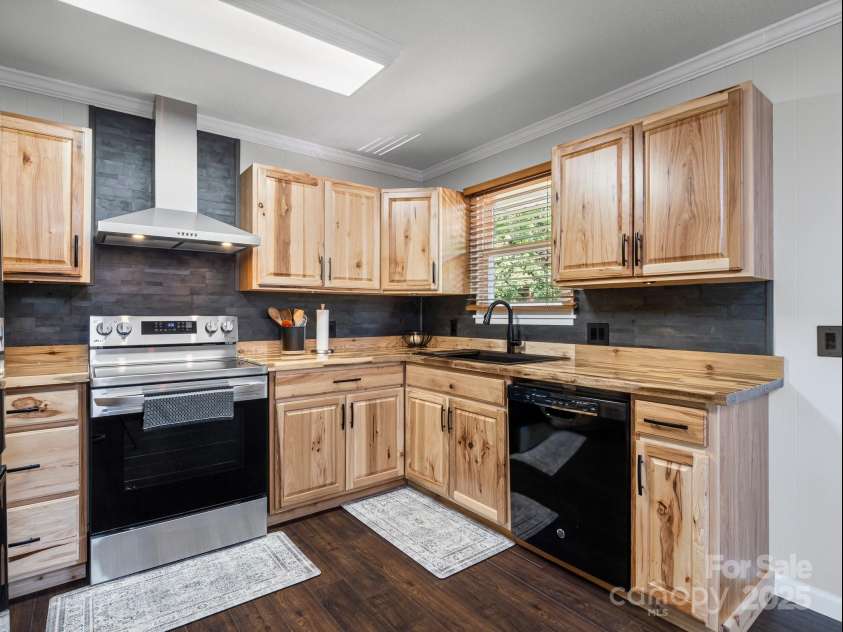 263 Fairway Lane, Spruce Pine, NC 28777.  MLS# CAR4272513, YatesRealty ID 21345. 