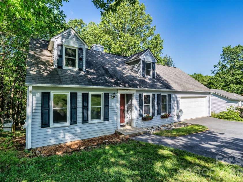18 Tarragon Place, Flat Rock, NC 28731.  MLS# CAR4376165, YatesRealty ID 21346. 