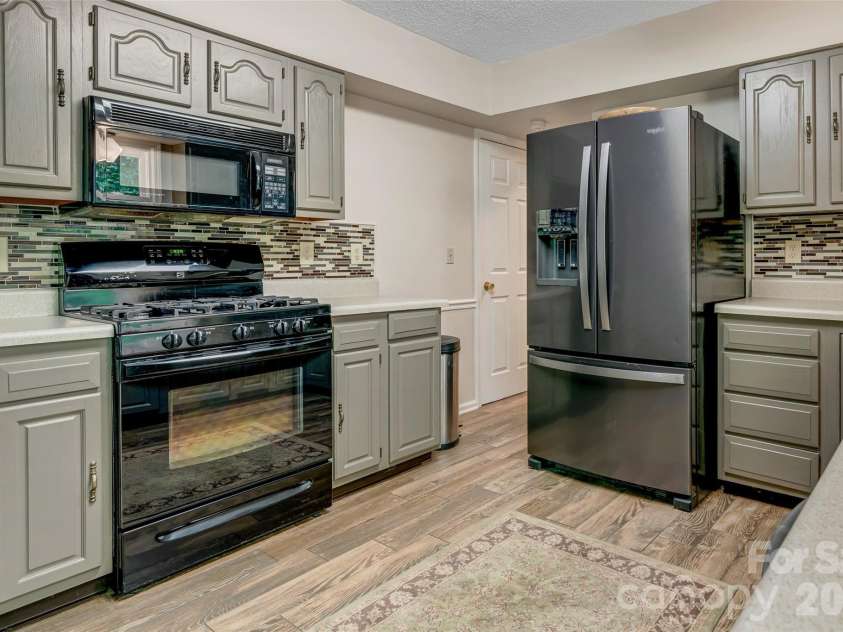 18 Tarragon Place, Flat Rock, NC 28731.  MLS# CAR4376165, YatesRealty ID 21346. 