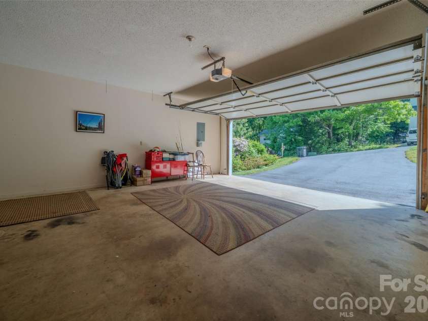18 Tarragon Place, Flat Rock, NC 28731.  MLS# CAR4376165, YatesRealty ID 21346. 