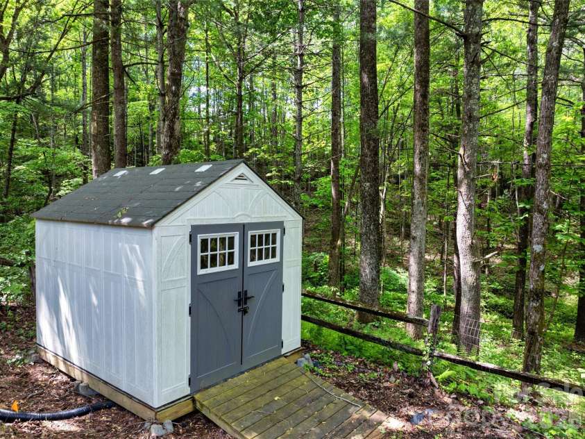 18 Tarragon Place, Flat Rock, NC 28731.  MLS# CAR4376165, YatesRealty ID 21346. 