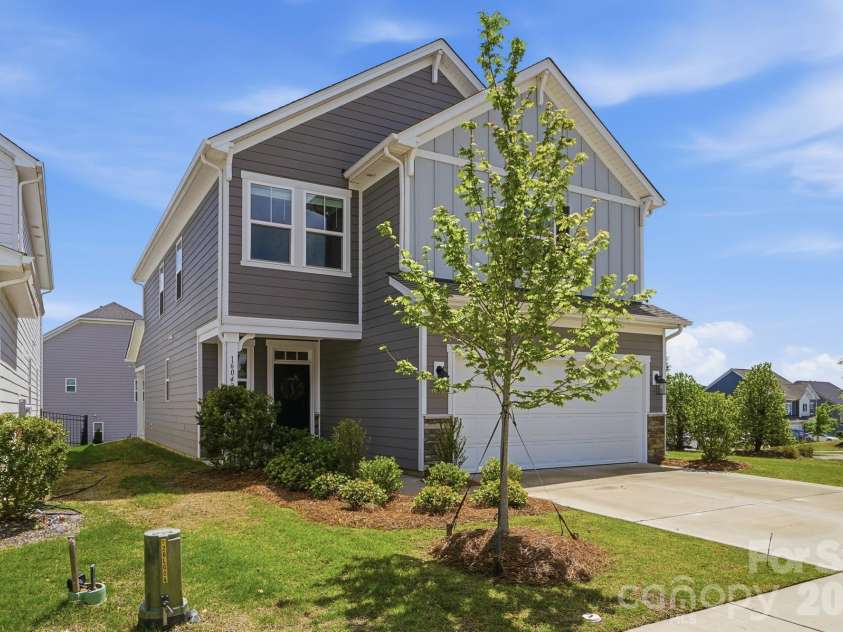 16043 River Tree Lane, Charlotte, NC 28278.  MLS# CAR4377197, YatesRealty ID 21347. 