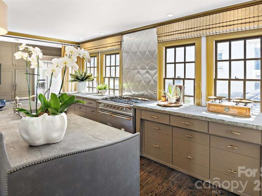208 Wales Avenue, Charlotte, NC 28209.  MLS# CAR4374743, YatesRealty ID 21348. Kitchen