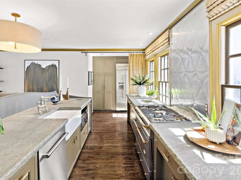 208 Wales Avenue, Charlotte, NC 28209.  MLS# CAR4374743, YatesRealty ID 21348. Kitchen