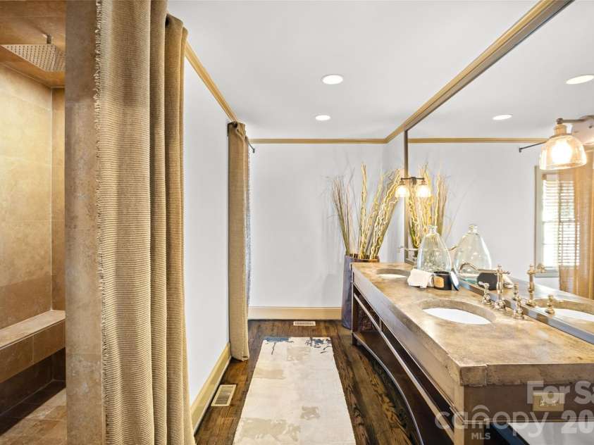 208 Wales Avenue, Charlotte, NC 28209.  MLS# CAR4374743, YatesRealty ID 21348. Primary Bathroom