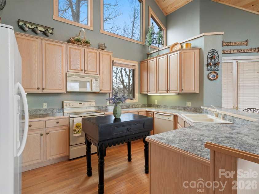 2163 Mountain Air Drive, Burnsville, NC 28714.  MLS# CAR4361448, YatesRealty ID 21349. 