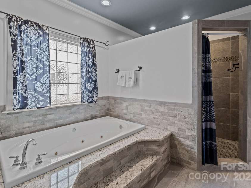 47997 Wagoner Road, Richfield, NC 28137.  MLS# CAR4220671, YatesRealty ID 21349. Garden Tub