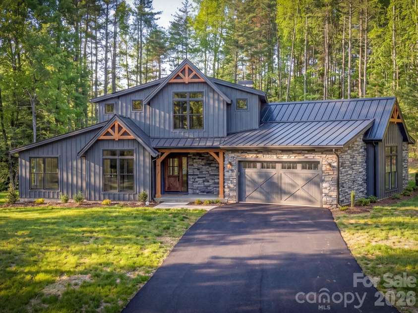 92 Crystal Heights Drive, Hendersonville, NC 28739.  MLS# CAR4374562, YatesRealty ID 21351. 
