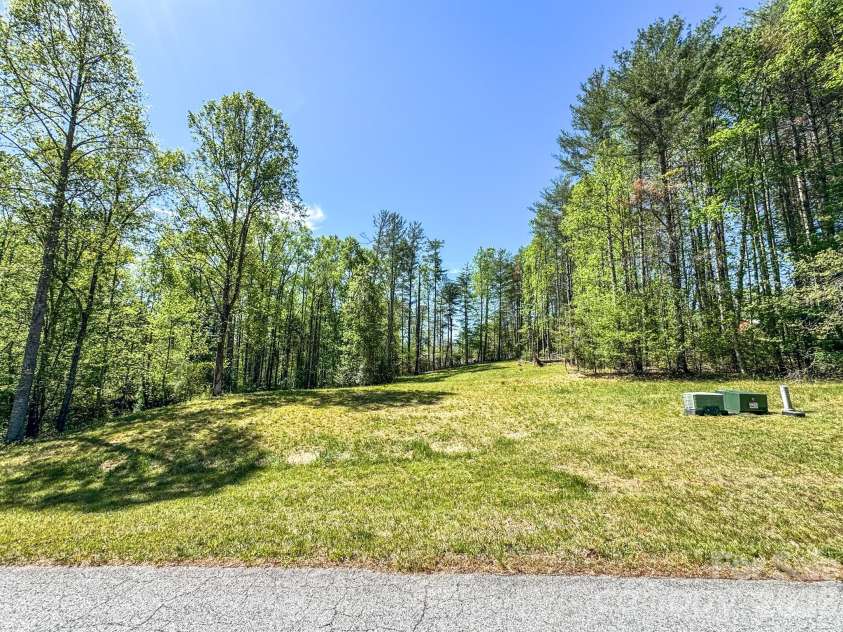 92 Crystal Heights Drive, Hendersonville, NC 28739.  MLS# CAR4374562, YatesRealty ID 21351. 