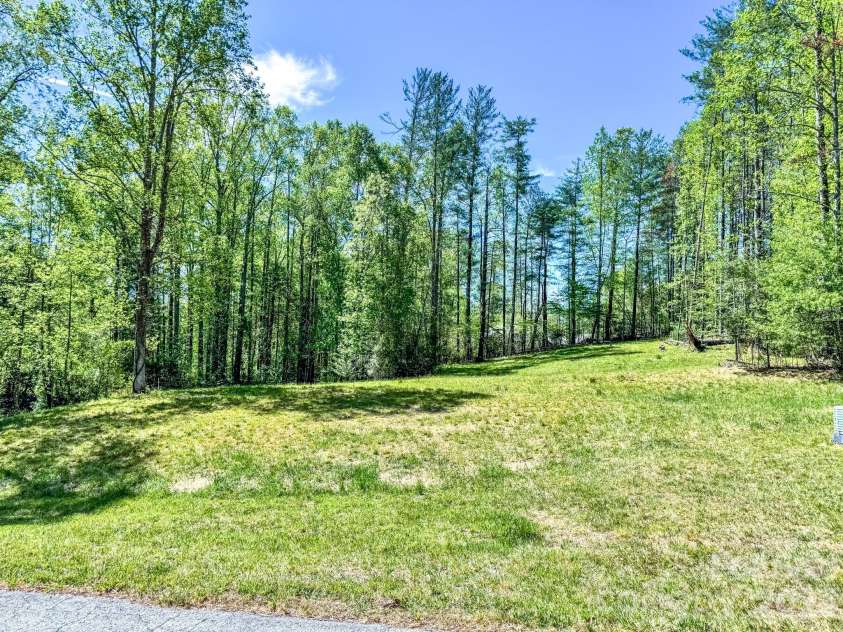 92 Crystal Heights Drive, Hendersonville, NC 28739.  MLS# CAR4374562, YatesRealty ID 21351. 