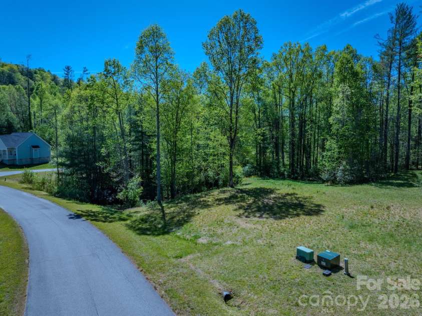 92 Crystal Heights Drive, Hendersonville, NC 28739.  MLS# CAR4374562, YatesRealty ID 21351. 