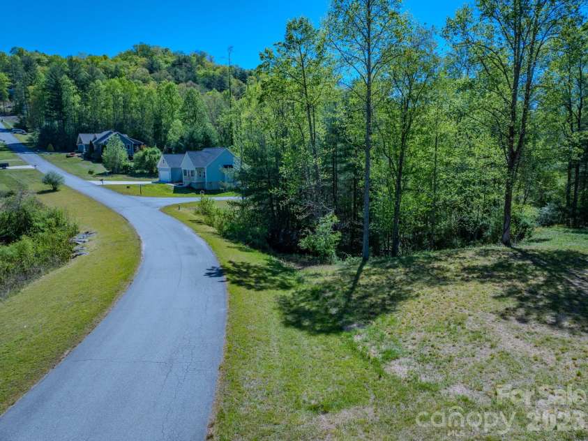 92 Crystal Heights Drive, Hendersonville, NC 28739.  MLS# CAR4374562, YatesRealty ID 21351. 