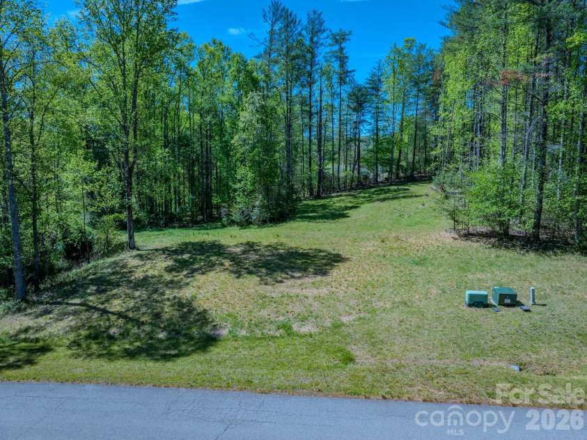 92 Crystal Heights Drive, Hendersonville, NC 28739.  MLS# CAR4374562, YatesRealty ID 21351. 