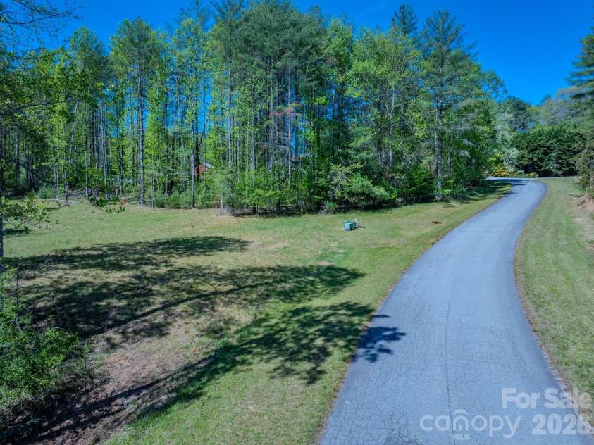 92 Crystal Heights Drive, Hendersonville, NC 28739.  MLS# CAR4374562, YatesRealty ID 21351. 