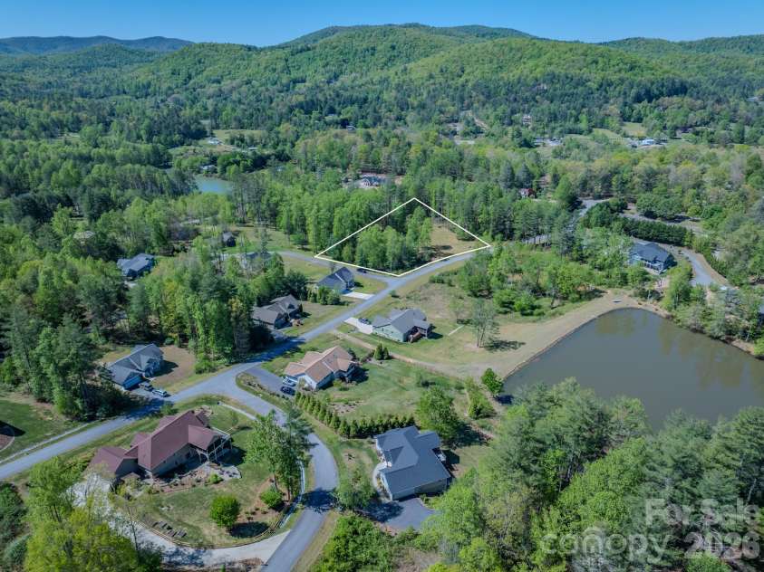 92 Crystal Heights Drive, Hendersonville, NC 28739.  MLS# CAR4374562, YatesRealty ID 21351. 