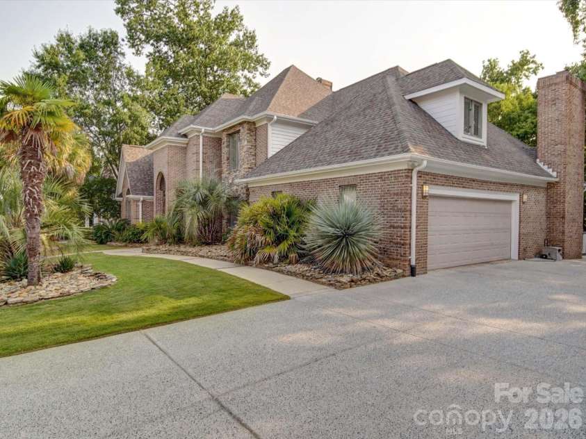 15708 Eagleview Drive, Charlotte, NC 28278.  MLS# CAR4375240, YatesRealty ID 21352. 