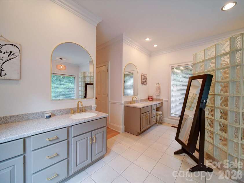 15708 Eagleview Drive, Charlotte, NC 28278.  MLS# CAR4375240, YatesRealty ID 21352. 
