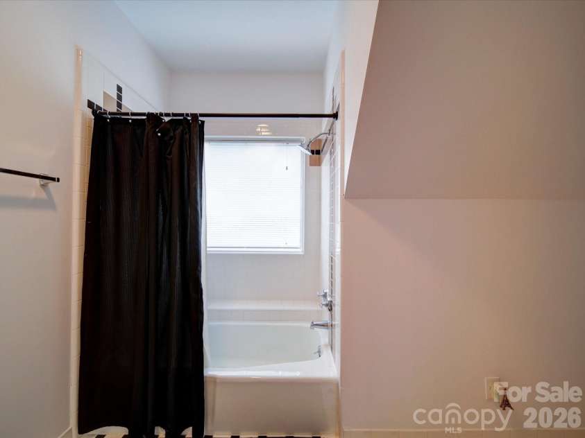 15708 Eagleview Drive, Charlotte, NC 28278.  MLS# CAR4375240, YatesRealty ID 21352. 