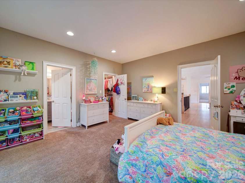 15708 Eagleview Drive, Charlotte, NC 28278.  MLS# CAR4375240, YatesRealty ID 21352. 