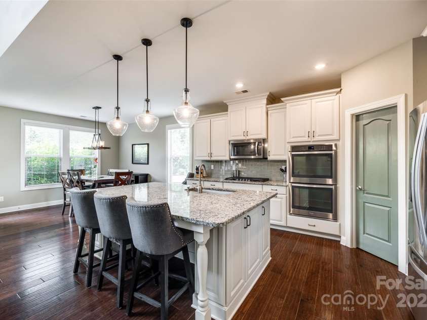 4220 Thames Circle, Fort Mill, SC 29715.  MLS# CAR4269866, YatesRealty ID 21352. Gorgeous chef's kitchen!