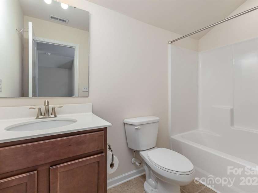 6007 Eleanor Rigby Road, Charlotte, NC 28278.  MLS# CAR4268118, YatesRealty ID 21354. 3rd Full Bathroom on Upper Level in Bonus Room