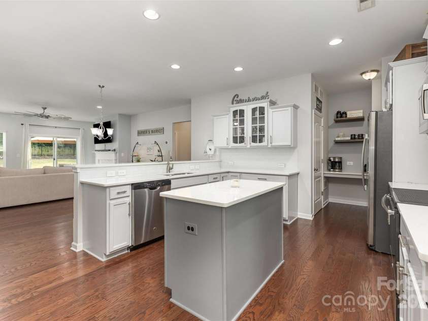 6007 Eleanor Rigby Road, Charlotte, NC 28278.  MLS# CAR4268118, YatesRealty ID 21354. Clean, Quartz Kitchen