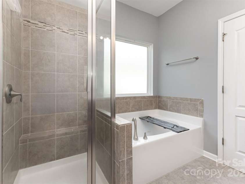 6007 Eleanor Rigby Road, Charlotte, NC 28278.  MLS# CAR4268118, YatesRealty ID 21354. Rare soaking tub in primary bathroom