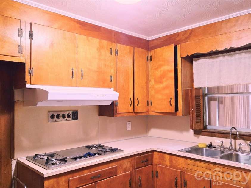 788 Kenmore Street, Shelby, NC 28150.  MLS# CAR4378581, YatesRealty ID 21355. Kitchen