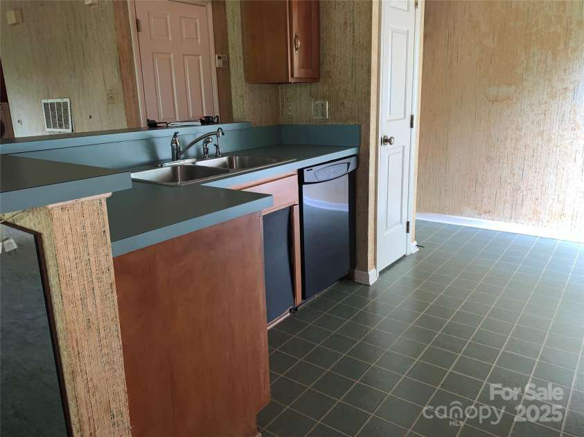 5727 Dockside Drive, Charlotte, NC 28227.  MLS# CAR4268742, YatesRealty ID 21359. Entering Kitchen