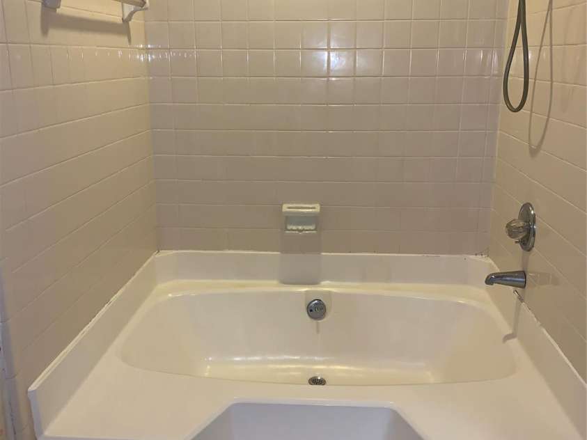 5727 Dockside Drive, Charlotte, NC 28227.  MLS# CAR4268742, YatesRealty ID 21359. Garden tub in Primary bath